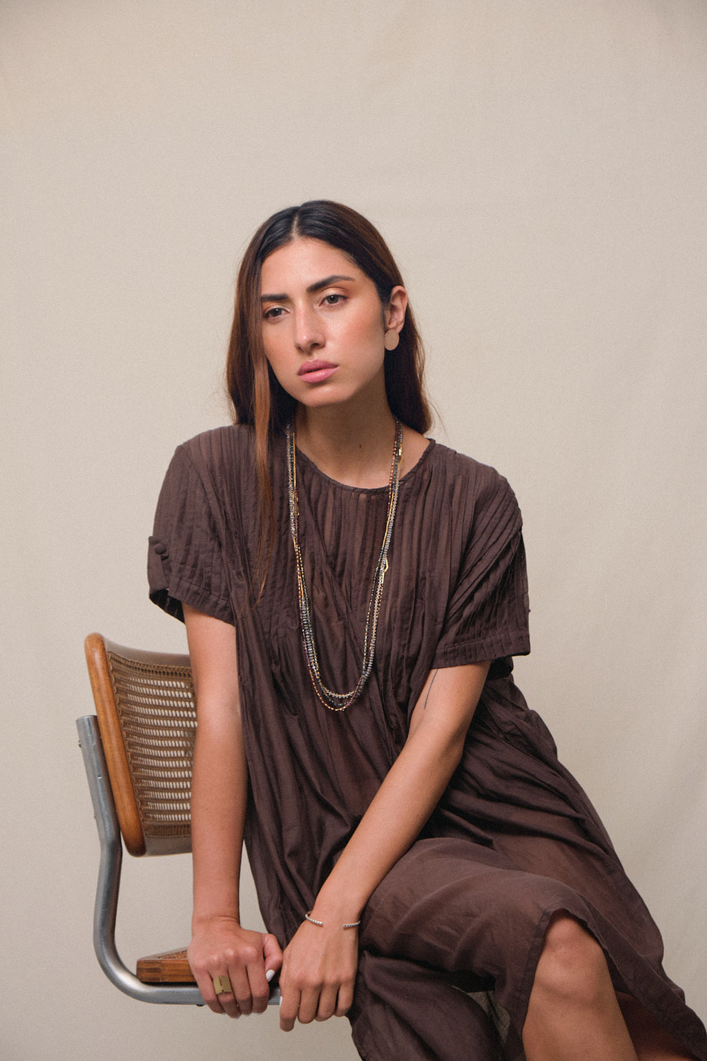 Collar secuencia turmalina rosada en vermeil, foto con modelo. Joyería hecha a mano que combina dulzura y fuerza interior. Diseños exclusivos, hecho en Colombia por Mariana Shuk.