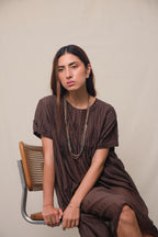 Collar secuencia turmalina rosada en vermeil, foto con modelo. Joyería hecha a mano que combina dulzura y fuerza interior. Diseños exclusivos, hecho en Colombia por Mariana Shuk.