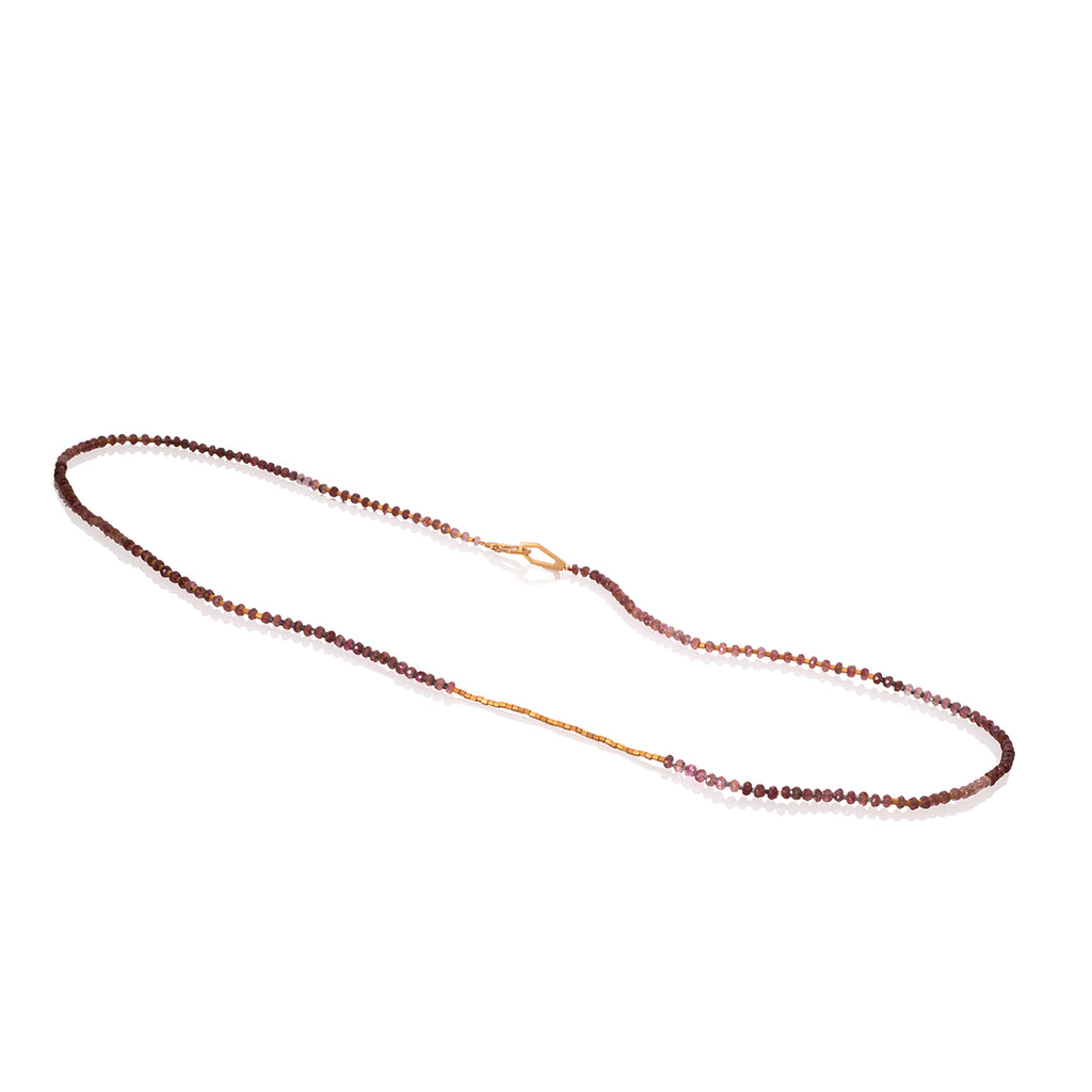 Collar secuencia turmalina rosada, miyuki, broche vermeil, foto con vista frontal. Joyería artesanal inspirada en equilibrio y color. Diseños exclusivos, hecho en Colombia por Mariana Shuk.