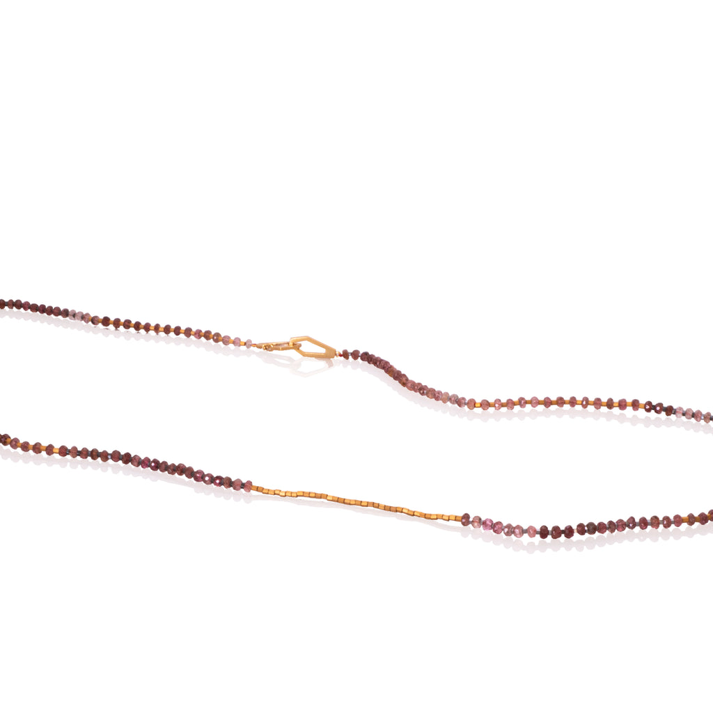 Collar secuencia turmalina rosada, miyuki, broche vermeil, foto con vista frontal zoom. Joyería artesanal inspirada en equilibrio y color. Diseños exclusivos, hecho en Colombia por Mariana Shuk.