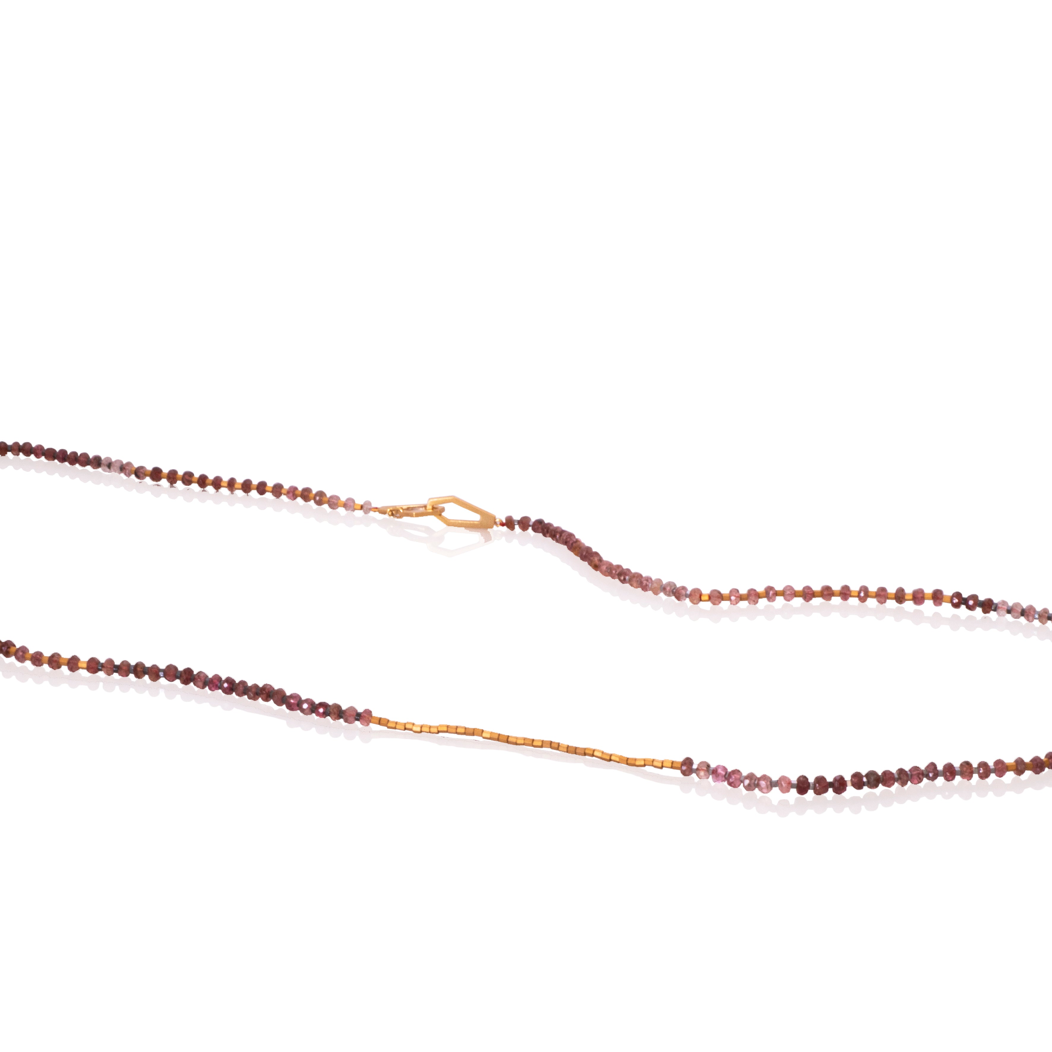 Collar secuencia turmalina rosada, miyuki, broche vermeil, foto con vista frontal zoom. Joyería artesanal inspirada en equilibrio y color. Diseños exclusivos, hecho en Colombia por Mariana Shuk.