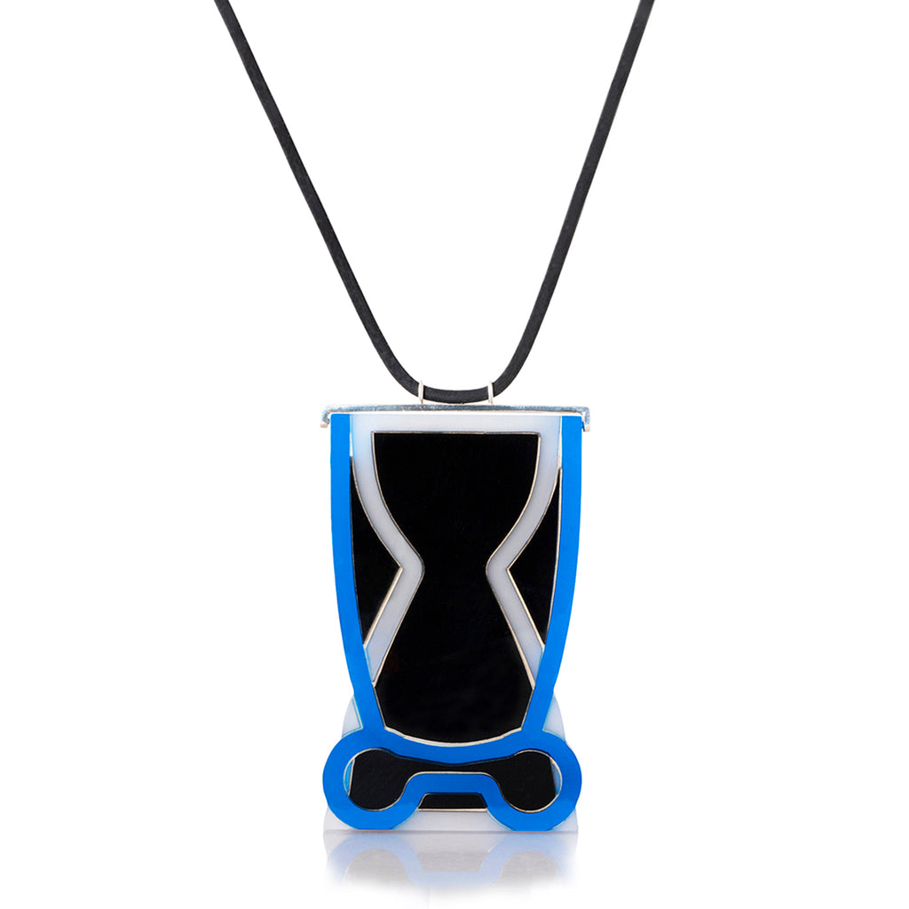 Collar con dije Vessels azul gris negro, foto con vista frontal. Joyería artesanal en acrílico y plata con soporte en neopreno. Diseños exclusivos, hecho en Colombia por Mariana Shuk.