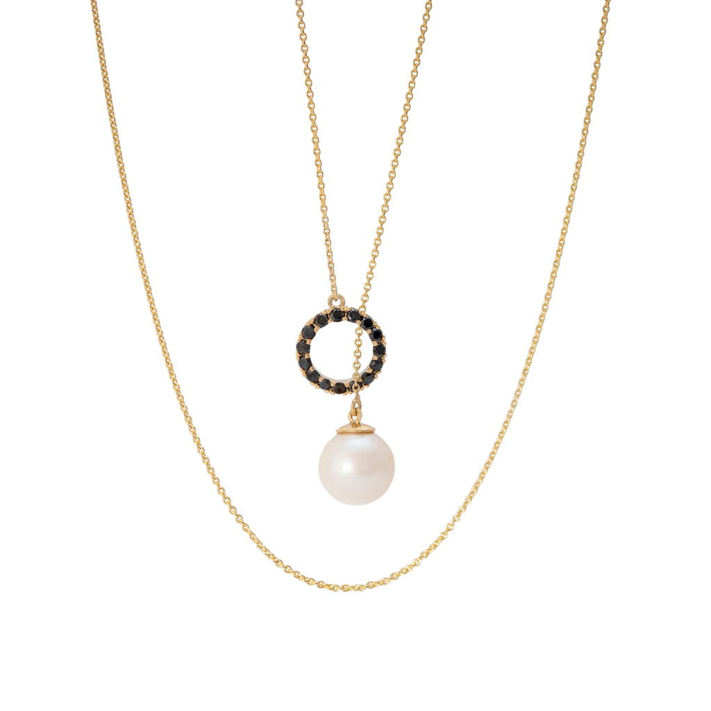 Dije en oro amarillo 18k con perla blanca de 8mm y diamantes negros, vista frontal zoom, joyería de autor hecha a mano en Colombia.