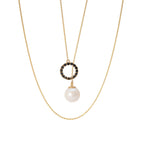 Dije en oro amarillo 18k con perla blanca de 8mm y diamantes negros, vista frontal zoom, joyería de autor hecha a mano en Colombia.