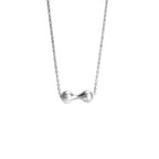 Dije pesa en plata, foto con vista frontal. Joyería artesanal inspirada en fuerza y equilibrio. Diseños exclusivos, hecho en Colombia por Mariana Shuk.