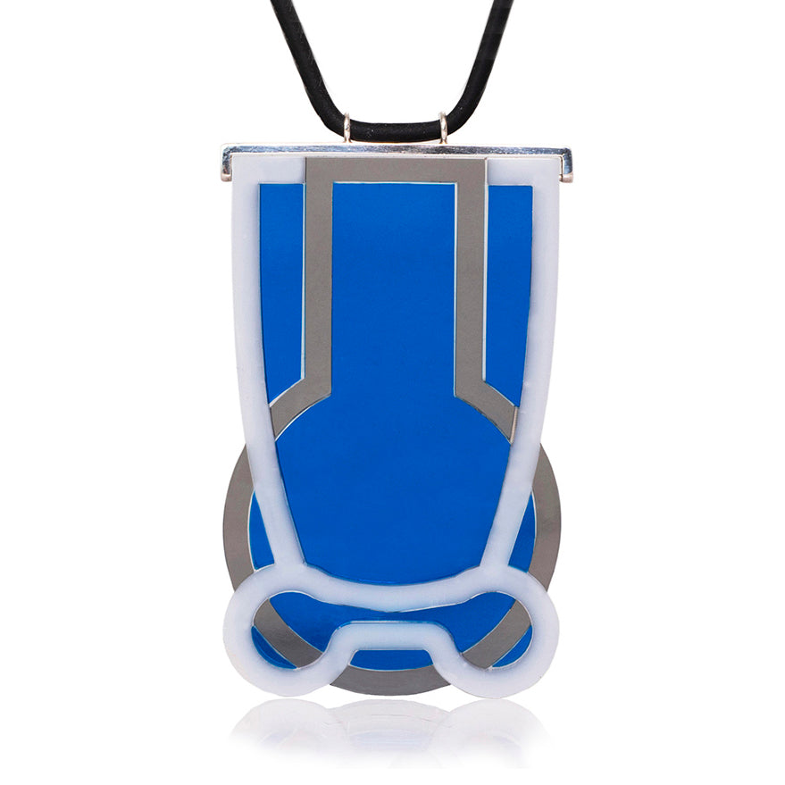 Dije Vessels gris humo azul con collar, foto con vista frontal zoom. Joyería artesanal en acrílico y plata con soporte en neopreno. Diseños exclusivos, hecho en Colombia por Mariana Shuk.