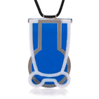 Dije Vessels gris humo azul con collar, foto con vista frontal zoom. Joyería artesanal en acrílico y plata con soporte en neopreno. Diseños exclusivos, hecho en Colombia por Mariana Shuk.