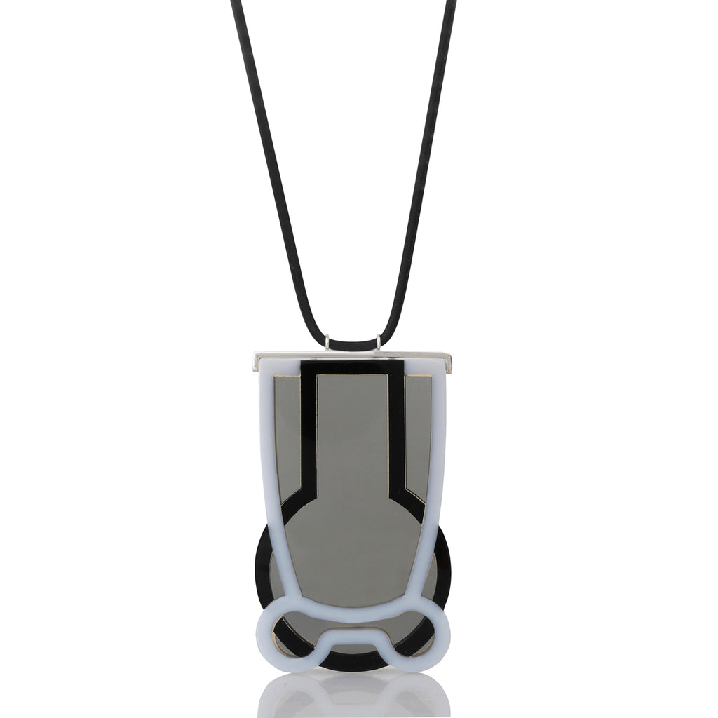 Dije Vessels gris negro humo con collar, foto con vista frontal. Joyería artesanal en acrílico y plata con soporte en neopreno. Diseños exclusivos, hecho en Colombia por Mariana Shuk.