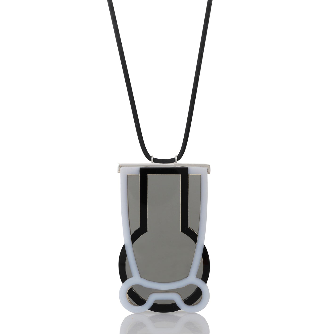 Dije Vessels gris negro humo con collar, foto con vista frontal. Joyería artesanal en acrílico y plata con soporte en neopreno. Diseños exclusivos, hecho en Colombia por Mariana Shuk.