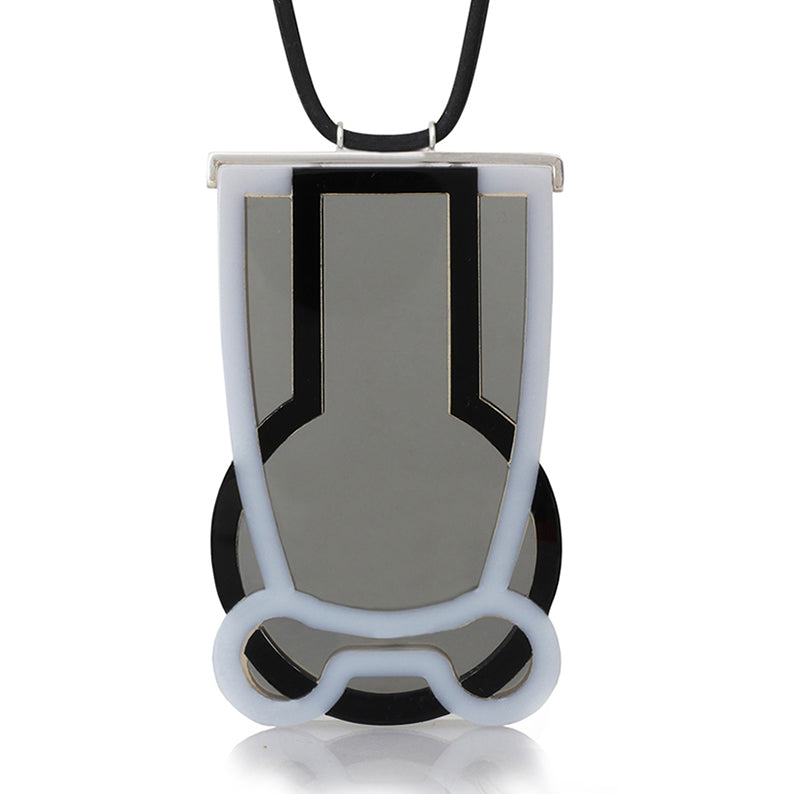 Dije Vessels gris negro humo con collar, foto con vista frontal zoom. Joyería artesanal en acrílico y plata con soporte en neopreno. Diseños exclusivos, hecho en Colombia por Mariana Shuk.