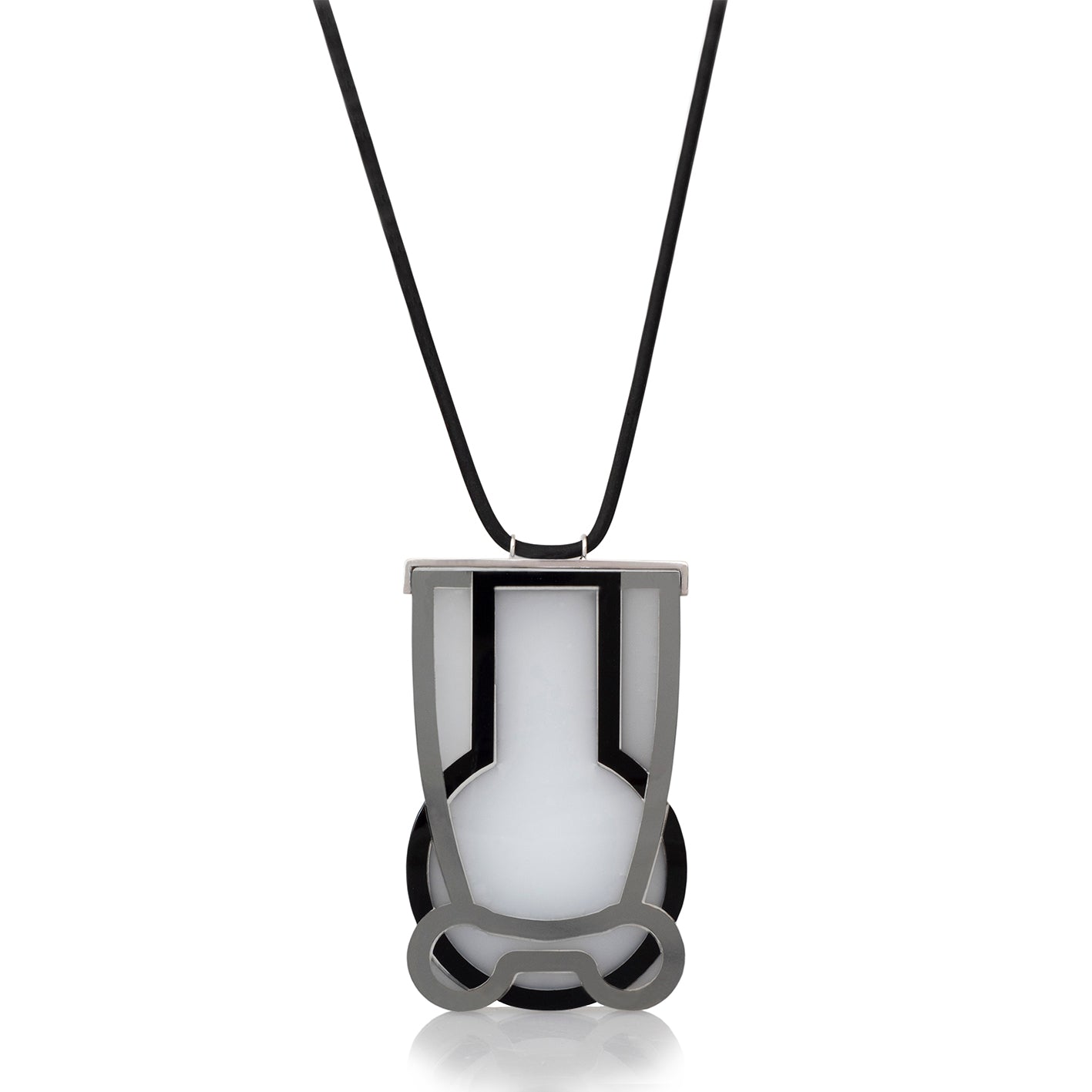 Dije Vessels humo negro blanco con collar, foto con vista frontal. Joyería artesanal en acrílico y plata con soporte en neopreno. Diseños exclusivos, hecho en Colombia por Mariana Shuk.