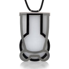 Dije Vessels humo negro blanco con collar, foto con vista frontal zoom. Joyería artesanal en acrílico y plata con soporte en neopreno. Diseños exclusivos, hecho en Colombia por Mariana Shuk.