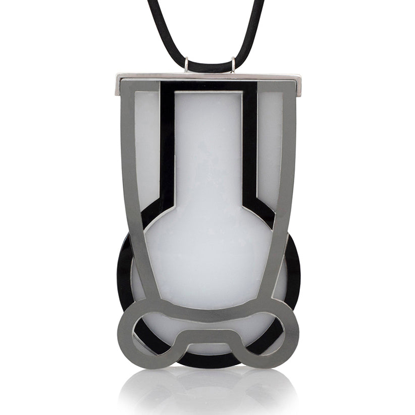 Dije Vessels humo negro blanco con collar, foto con vista frontal zoom. Joyería artesanal en acrílico y plata con soporte en neopreno. Diseños exclusivos, hecho en Colombia por Mariana Shuk.
