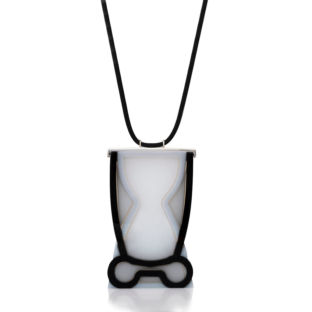 Dije Vessels negro gris blanco con collar, foto con vista frontal. Joyería artesanal en acrílico y plata con soporte en neopreno. Diseños exclusivos, hecho en Colombia por Mariana Shuk.