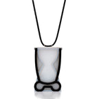 Dije Vessels negro gris blanco con collar, foto con vista frontal. Joyería artesanal en acrílico y plata con soporte en neopreno. Diseños exclusivos, hecho en Colombia por Mariana Shuk.