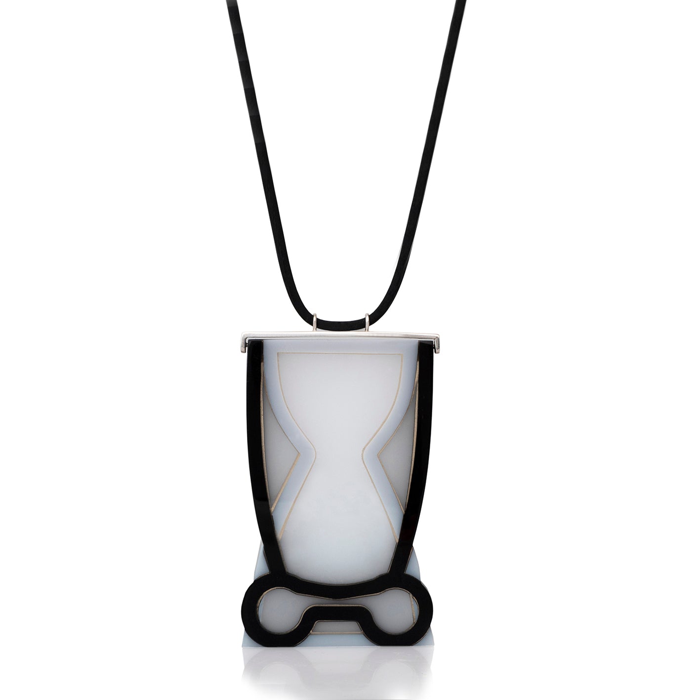 Dije Vessels negro gris blanco con collar, foto con vista frontal. Joyería artesanal en acrílico y plata con soporte en neopreno. Diseños exclusivos, hecho en Colombia por Mariana Shuk.