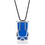 Dije Vessels gris humo azul con collar, foto con vista frontal. Joyería artesanal en acrílico y plata con soporte en neopreno. Diseños exclusivos, hecho en Colombia por Mariana Shuk.