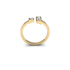 Anillo balance en oro amarillo de 18k con diamantes princess y baguette, foto lateral. Joyería de autor, hecho en Colombia por Mariana Shuk.