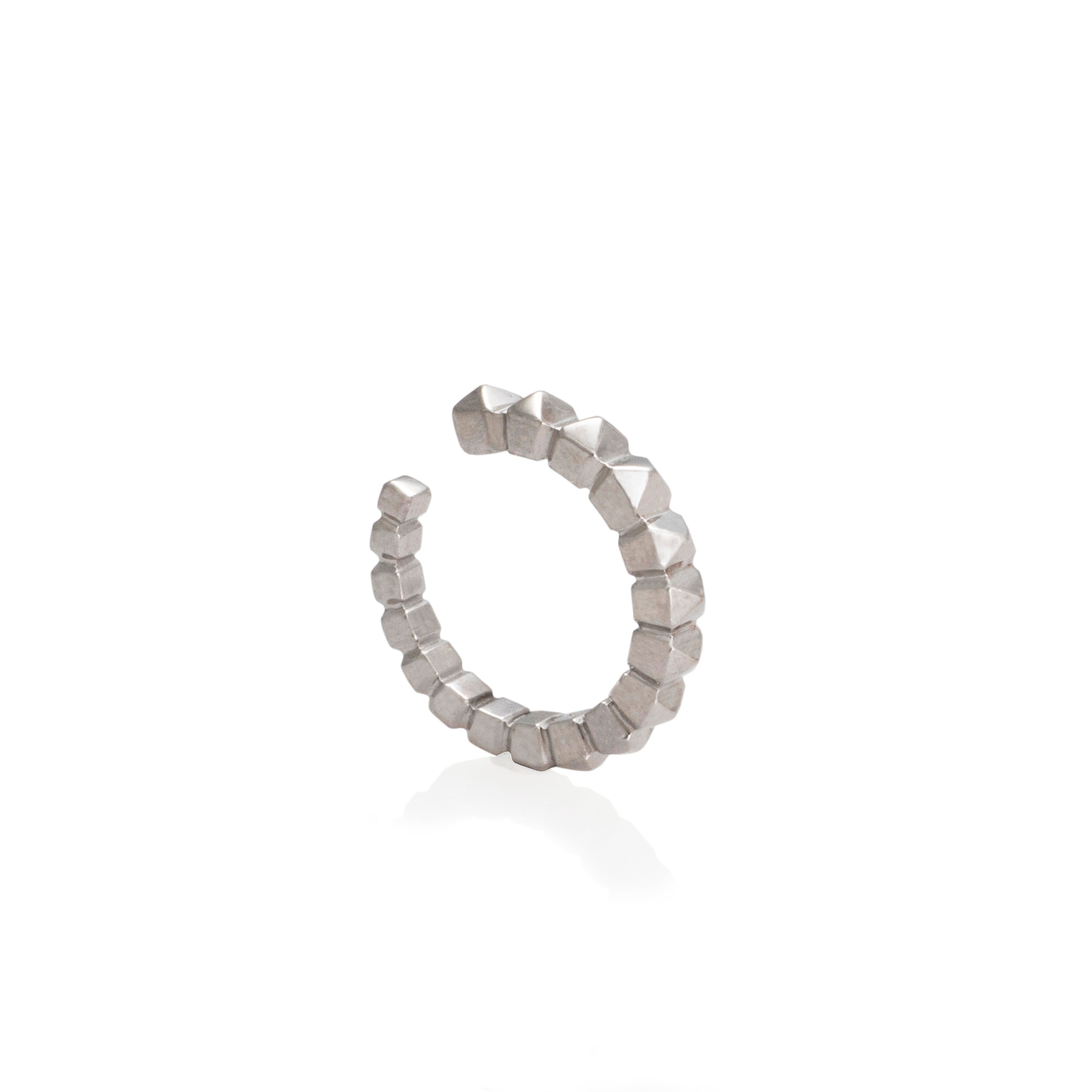 Orejeras con taches en oro blanco de 18k, vista frontal, alta joyería hecha a mano en Colombia.