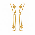 Pendientes largos con rombos en plata, foto con vista frontal. Joyería artesanal inspirada en simetría y equilibrio. Diseños exclusivos, hecho en Colombia por Mariana Shuk.