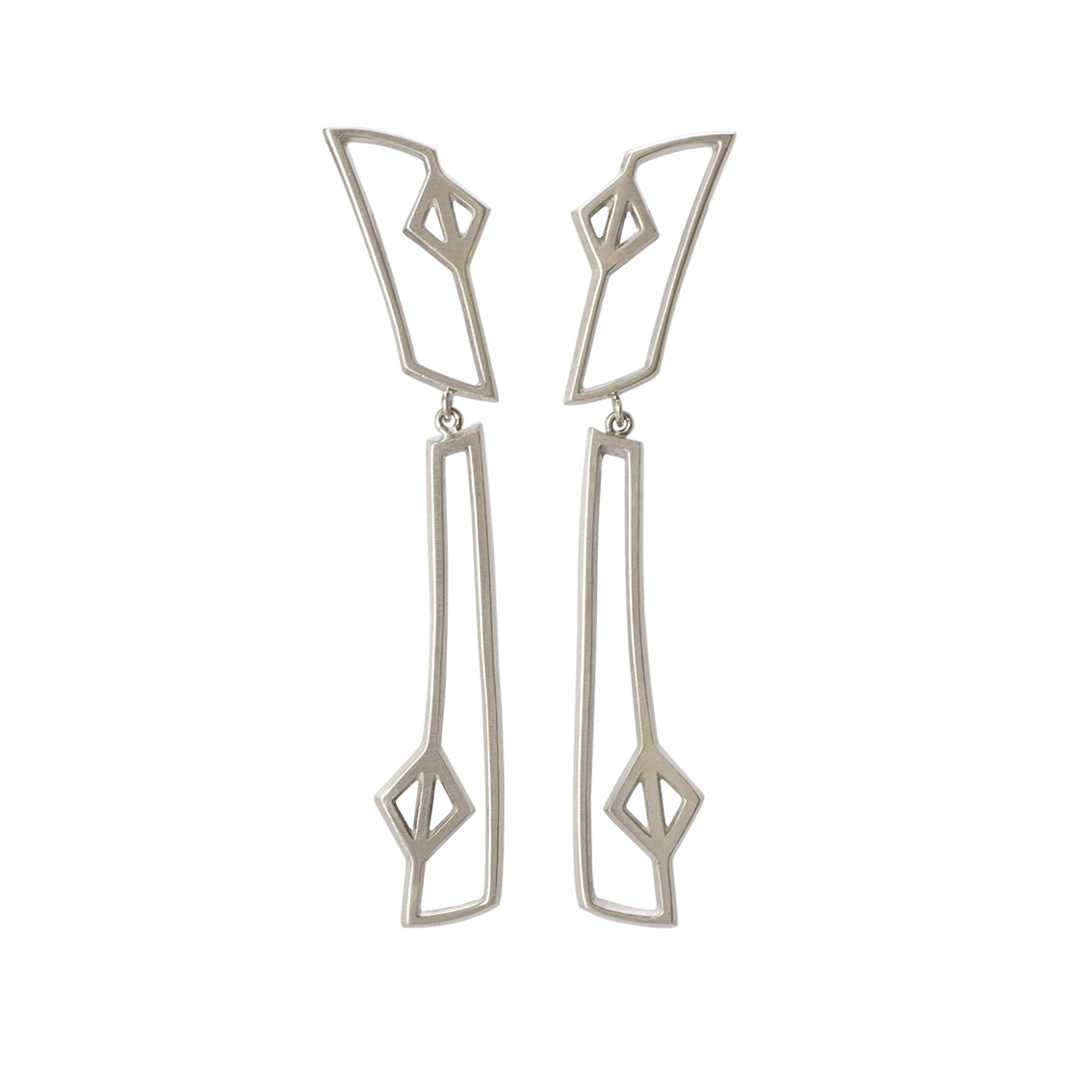 Pendientes largos con rombos en plata, foto con vista frontal. Joyería artesanal inspirada en simetría y equilibrio. Diseños exclusivos, hecho en Colombia por Mariana Shuk.