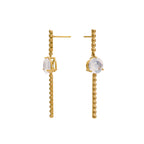 Pendientes largos en oro amarillo 18k con piedra luna azul vista lateral. Joyería de autor, hecho en Colombia por Mariana Shuk.