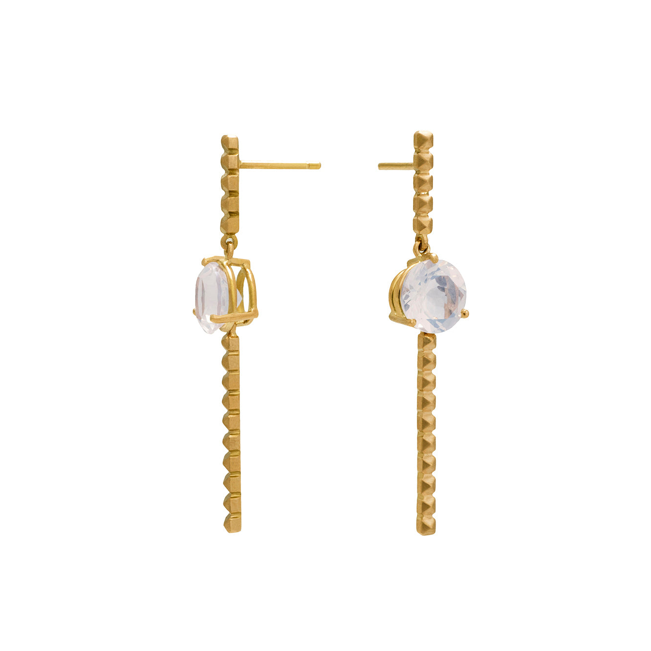 Pendientes largos en oro amarillo 18k con piedra luna azul vista lateral. Joyería de autor, hecho en Colombia por Mariana Shuk.