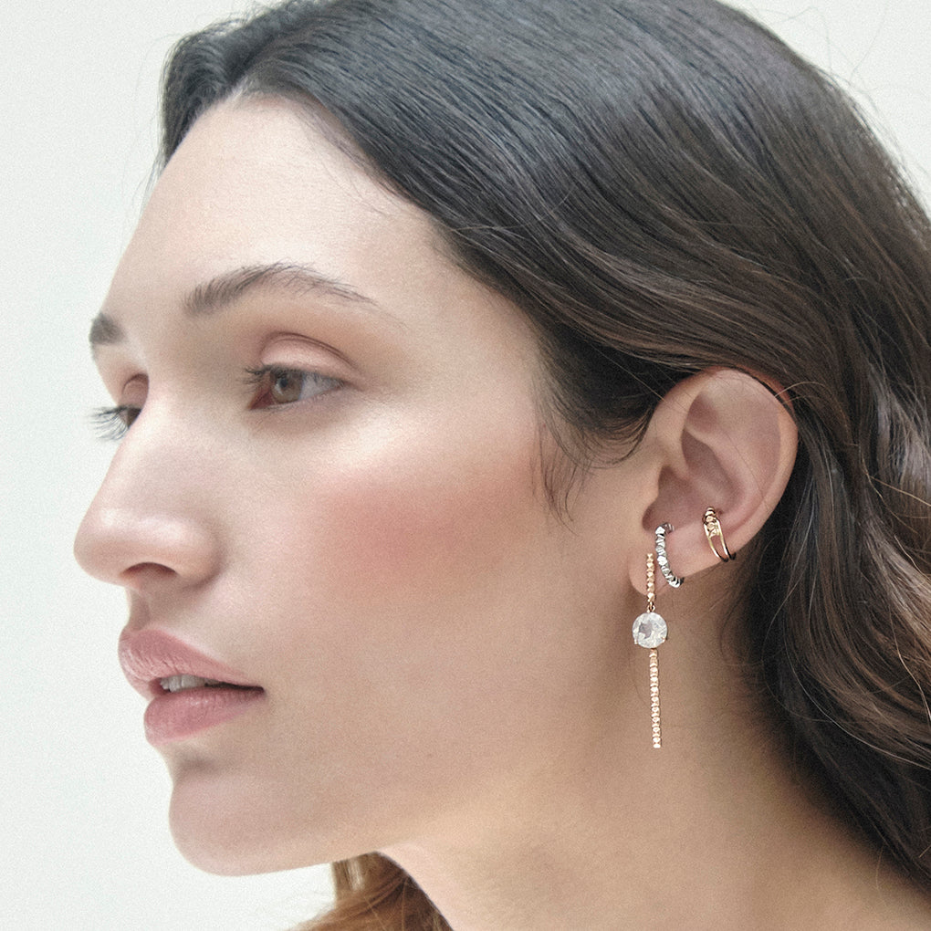 Pendientes largos con piedra luna azul en oro amarillo, rosado y blanco 18k vista con modelo. Joyería de autor, hecho en Colombia por Mariana Shuk.