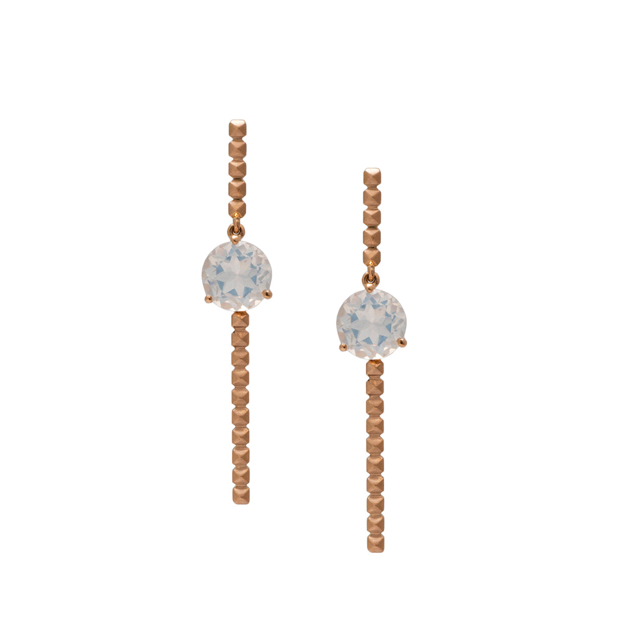 Pendientes largos con piedra luna azul en oro rosado 18k vista frontal. Joyería de autor, hecho en Colombia por Mariana Shuk.