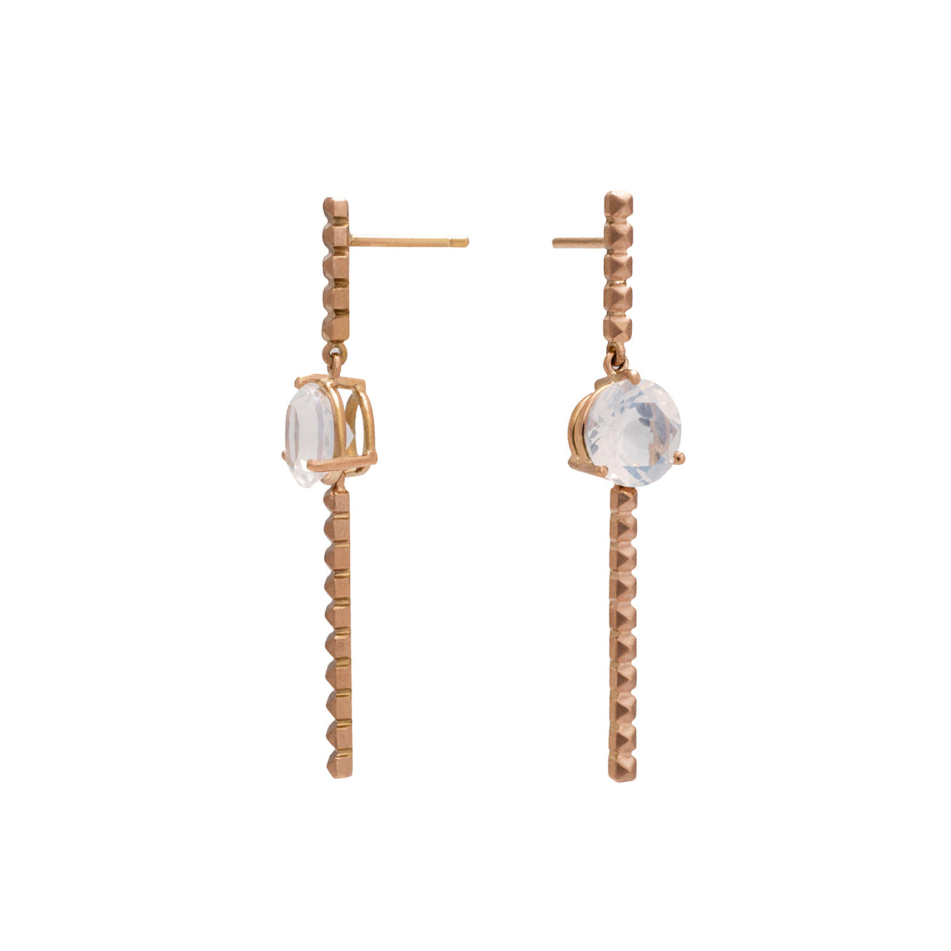 Pendientes largos con piedra luna azul en oro rosado 18k vista lateral. Joyería de autor, hecho en Colombia por Mariana Shuk.