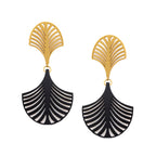 Pendientes de plata 925 palma deco con enchape de oro y acrílico negro, vista frontal. Joyería de autor, hecho en Colombia por Mariana Shuk.